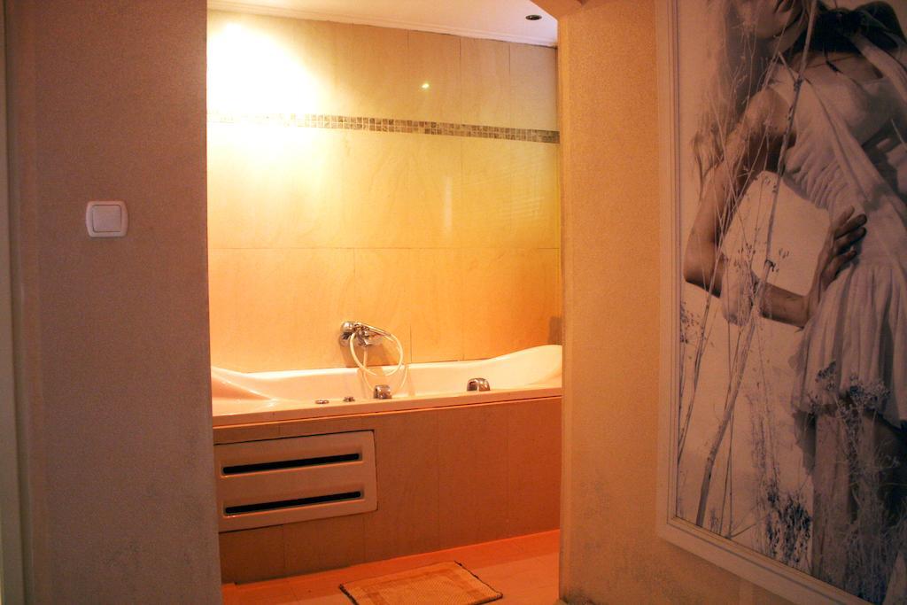 The Crystal Blue Hotel Athena Bagian luar foto