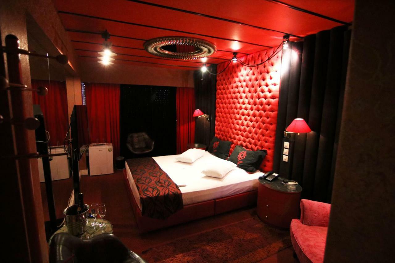 The Crystal Blue Hotel Athena Bagian luar foto
